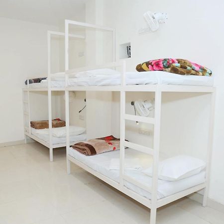 The Charlie'S Hostel New Delhi Exterior photo
