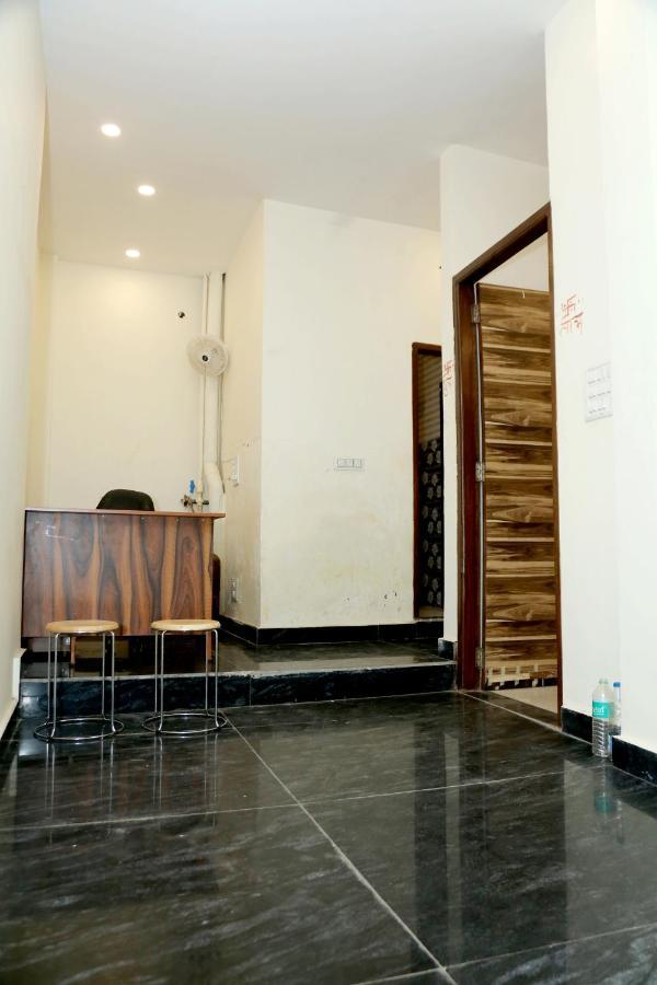 The Charlie'S Hostel New Delhi Exterior photo